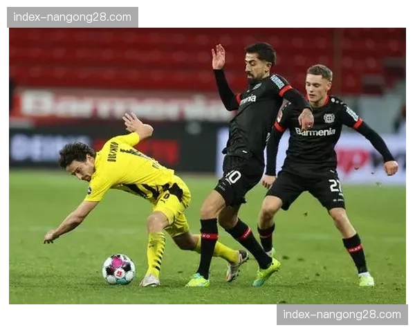 德甲焦点战:勒沃库森2-1逆转多特蒙德,赛季不败纪录延续至38场 德甲焦点战:勒沃库森2-1逆转多特蒙德,赛季不败纪录延续至38场