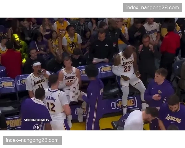 湖人vs勇士关键卡位战半场：湖人进攻效率骤降，勇士利用失误得分领先